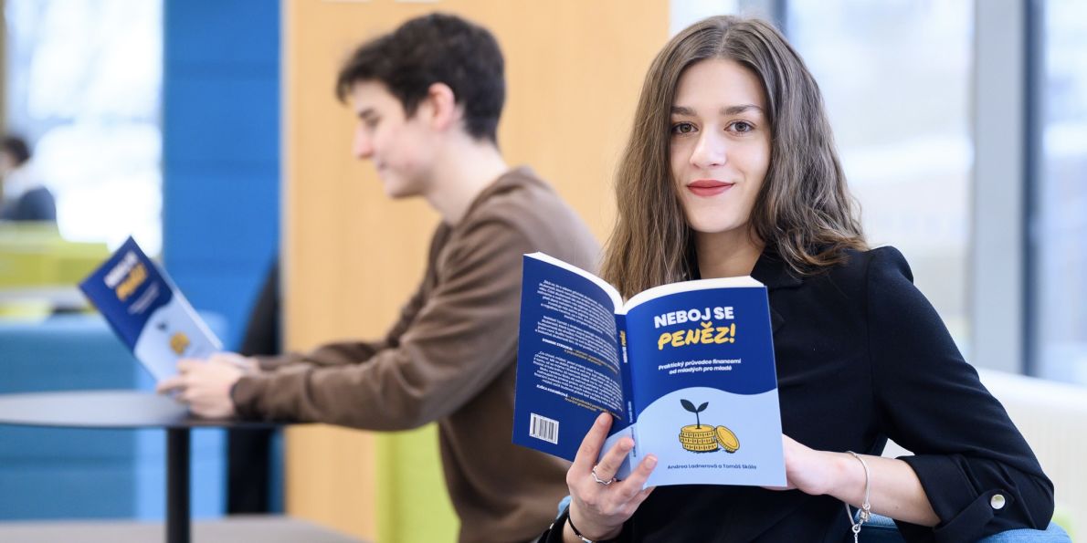 Autoři knihy, studující Fakulty managementu a ekonomiky (FaME) Univerzity Tomáše Bati ve Zlíně Andrea Ladnerová a Tomáš Skála.