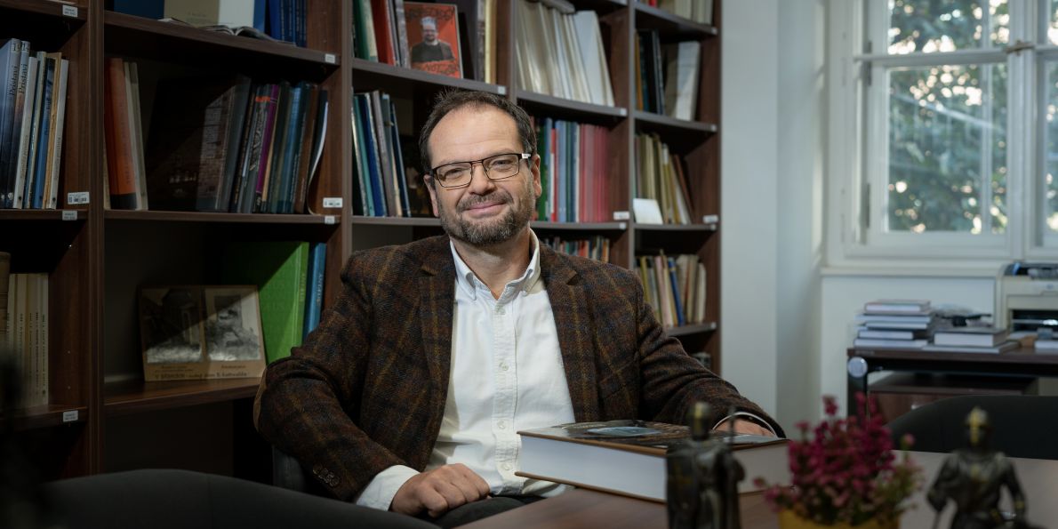  Jiří Macháček, vedoucí Ústavu archeologie a muzeologie FF MU v Brně.