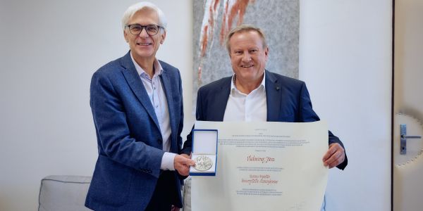 Vladimír Jůva přezval cenu za dlouhodobou vynikající pedagogickou činnost z&nbsp;rukou prorektora Jiřího Hanuše.