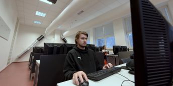 Prototyp za zhruba 30 tisíc korun zatím na zkoušku filtruje vzduch v jedné z učeben Fakulty elektrotechniky a informatiky Univerzity Pardubice.