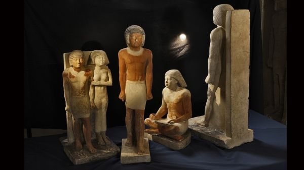 Sochy zpodobňující vysokého hodnostáře a písaře Nefera a jeho manželku. Foto: Martin Frouz © Český egyptologický ústav FF UK