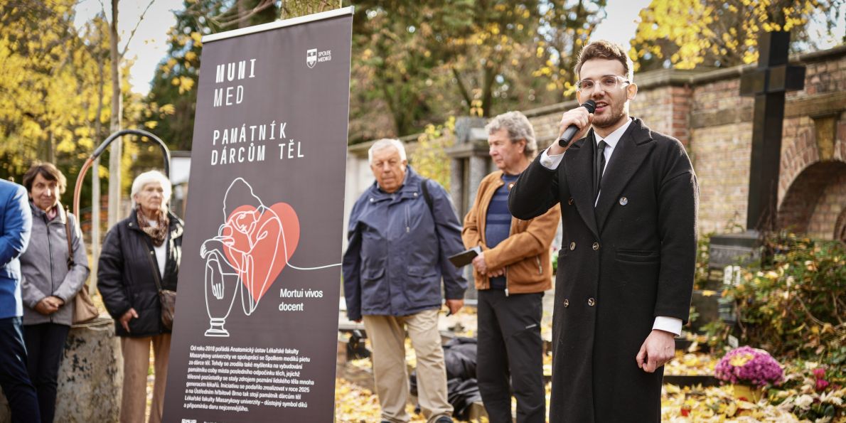Slavnostní odhalení památníku bylo vyvrcholením šesti let trvající společné iniciativy Anatomického ústavu LF MU a Spolku mediků. Na snímku hovoří David Neuman, současný prezident brněnského Spolku mediků.