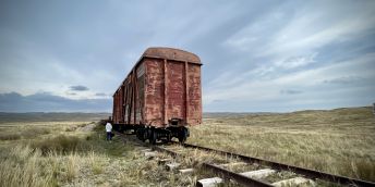 Opuštěný vagón ve stepi u Karagandy.