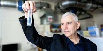 Výzkum z Ostravy a Olomouce ukazuje cestu, jak pomocí světla odstranit léky z vody.