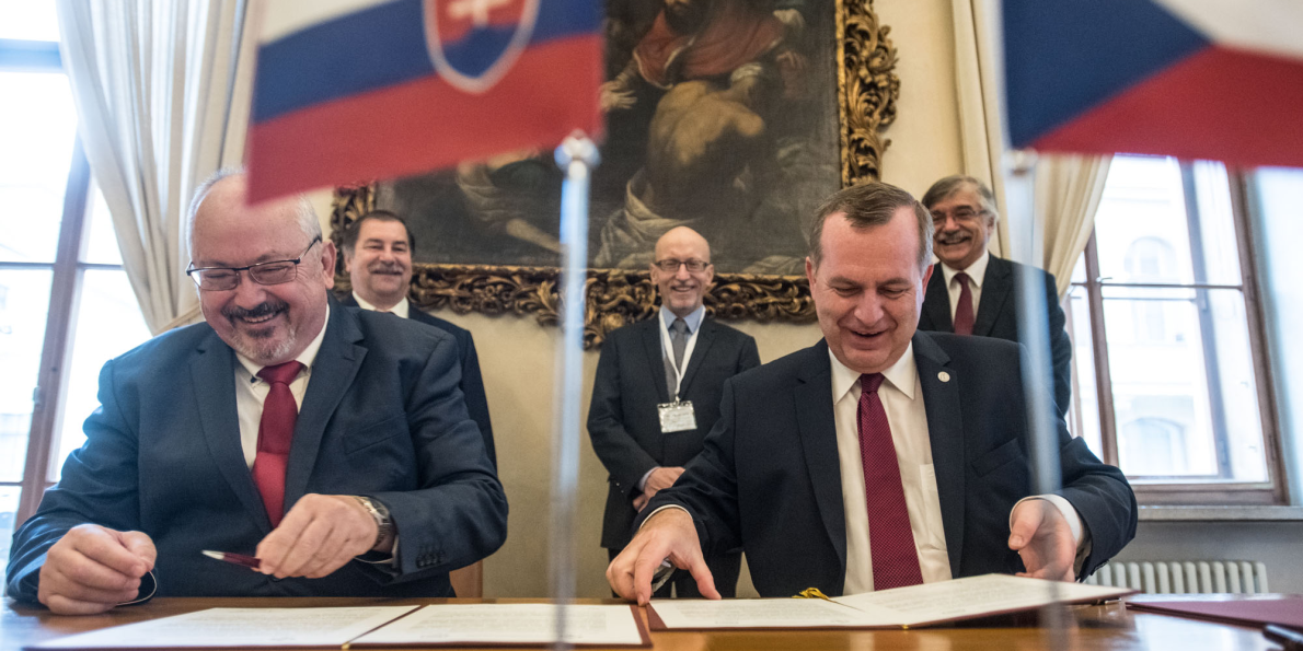 Společné prohlášení podepsali v Karolinu rektoři Tomáš Zima, předseda České konference rektorů, a Marek Šmid, předseda Slovenské rektorské konference (vzadu zleva: rektor Univerzity P. J. Šafaříka v Košicích Pavol Sovák, rektor AMU v Praze Jan Hančil, rektor Univerzity Komenského v Bratislavě Karol Mičieta).