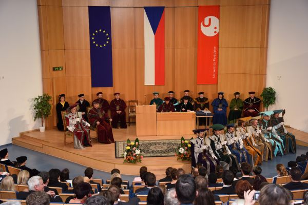 Slavnostní akademický obřad uspořádá Univerzita Pardubice.