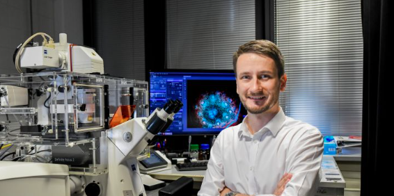 Peter Fabian zkoumá možnosti rekapitulace lidských dědičných chorob na zvířecích modelech. Foto: Markéta Křížová 