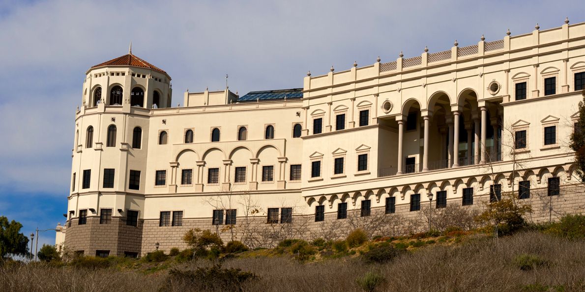 Jednou ze škol, která čelí žalobám studentů, je kalifornská University of San Diego. Na fotografii je univerzitní Donald P. Shiley Center for Science and Technology. Zdroj: Walleigh, Wikipedia