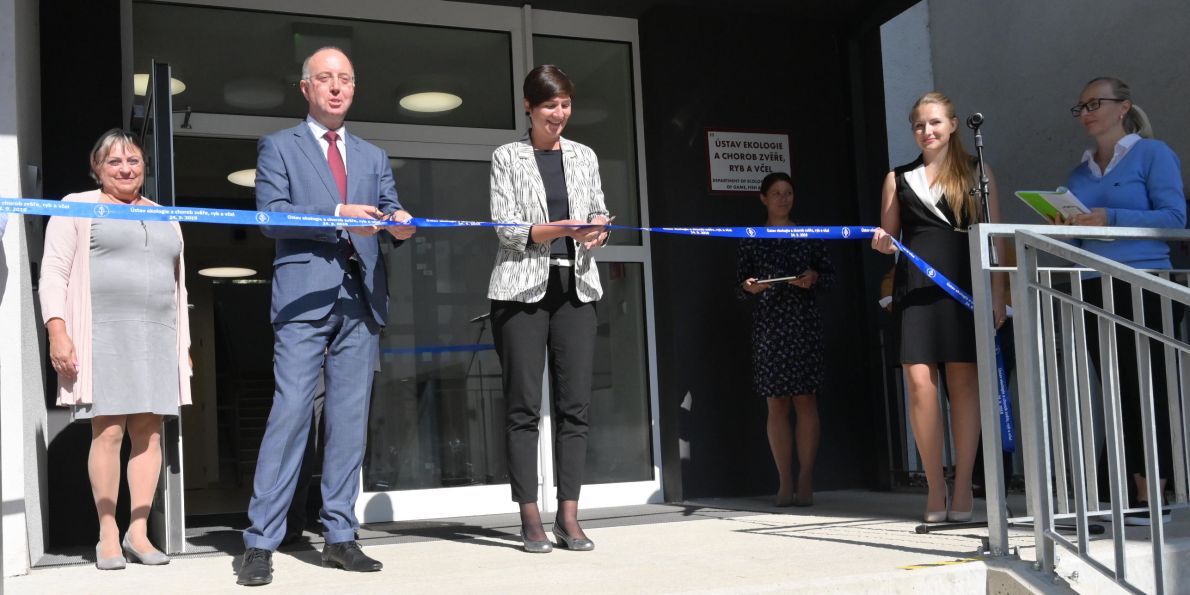 Slavnostní otevření nového pavilonu Ústavu ekologie a chorob zvěře, ryb a včel. Pásku přestřihává rektor VFU Alois Nečas společně se zástupkyní MŠMT Pavlou Katzovou.