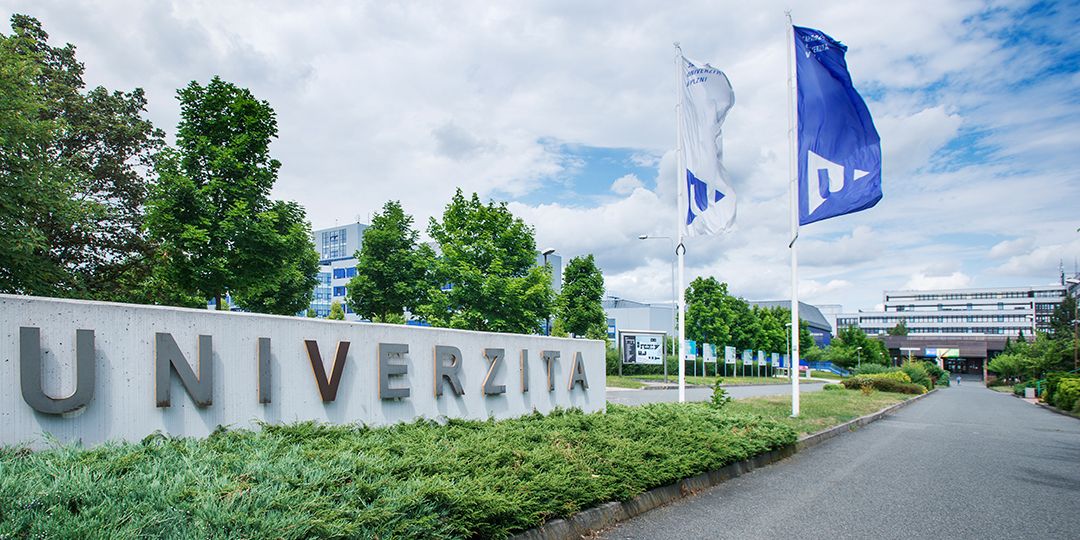 Chytré technologie dnes v kampusu ZČU například sledují provoz na parkovišti nebo podmínky v laboratořích, slouží studentům, kteří se zabývají internetem věcí, a v budoucnu se budou starat o lepší osvětlení kampusu, o dobíjení elektromobilů či lepší nakládání s odpadem. 
