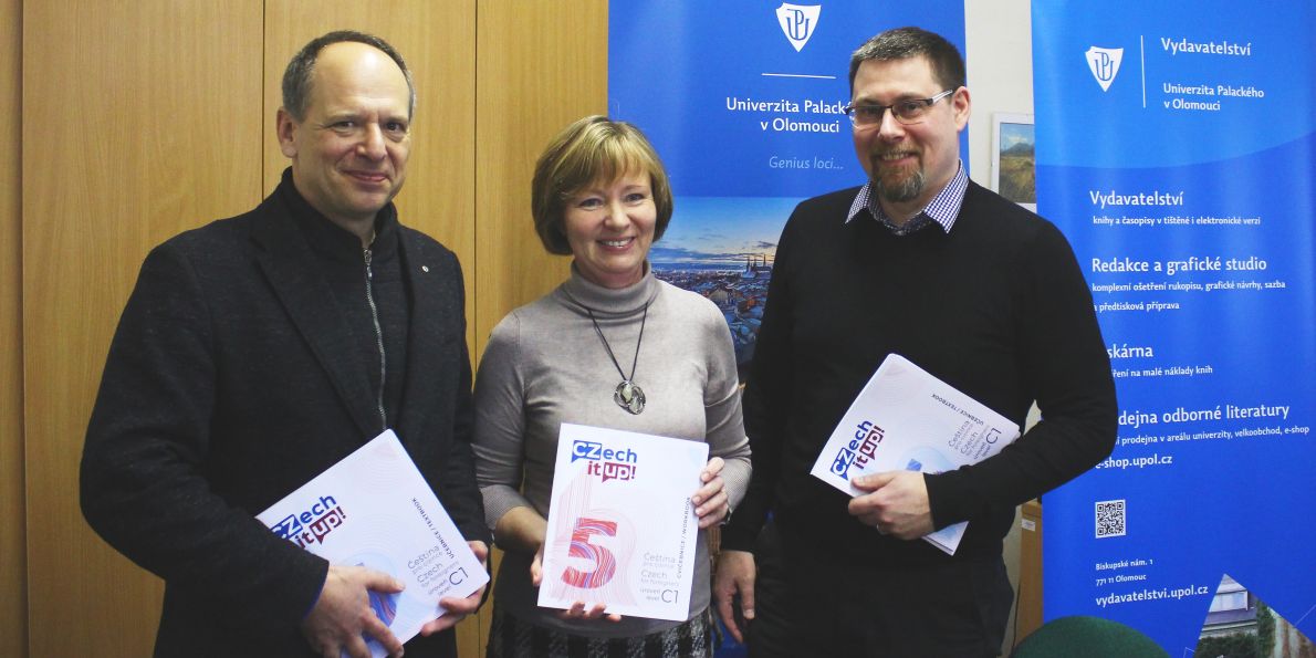Prorektor UP Martin Kudláček (vlevo), bohemistka Darina Hradilová a ředitel Vydavatelství UP Aleš Prstek při prezentaci nové učebnice.