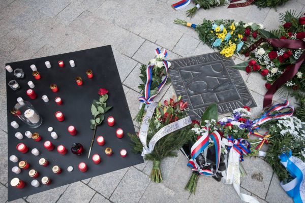 Pamětní dlaždice byla odhalena na nádvoří Karolina, v místě, kde stála v roce 1969 rakev s ostatky Jana Palacha.