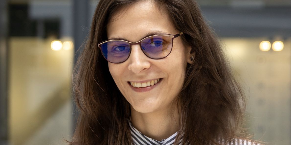 Zdenka Dudová se na Masarykově univerzitě věnuje mezinárodním projektům v oblasti zdravotních dat a dlouhodobě působí i v evropských iniciativách jako EHDS2 Pilot, TEHDAS2, BBMRI-ERIC a vede pracovní skupinu Citlivá data iniciativy EOSC CZ. 