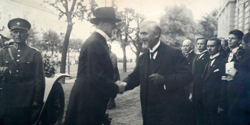 Prezident T. G. Masaryk na Vysoké škole zvěrolékařské v roce 1924. Škola vznikla jako první nová vysoká škola československého státu.