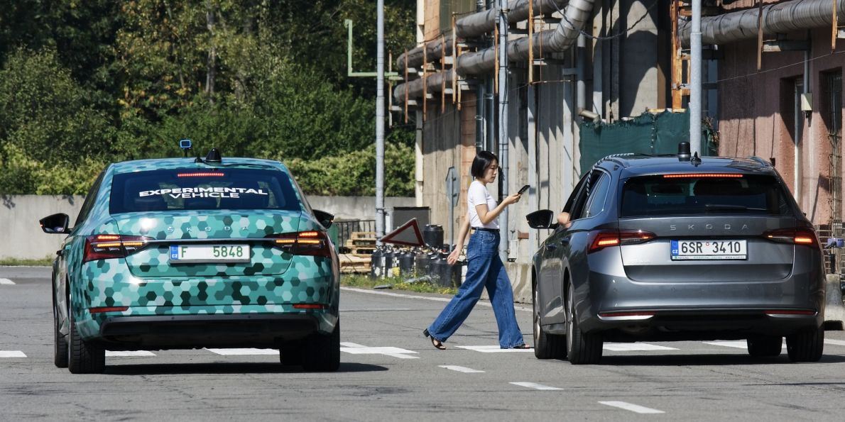 Jak si vozidla, autobus a mobilní telefony dokážou včas předat varování a zvýšit bezpečí chodců a cyklistů?