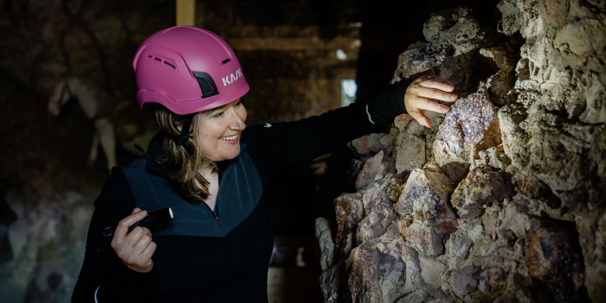 Jana Zapletalová netráví čas jen v knihovnách, archivech a galeriích. Pracuje v terénu, často na lešení ve velkých výškách, v montérkách a s přilbou na hlavě. 