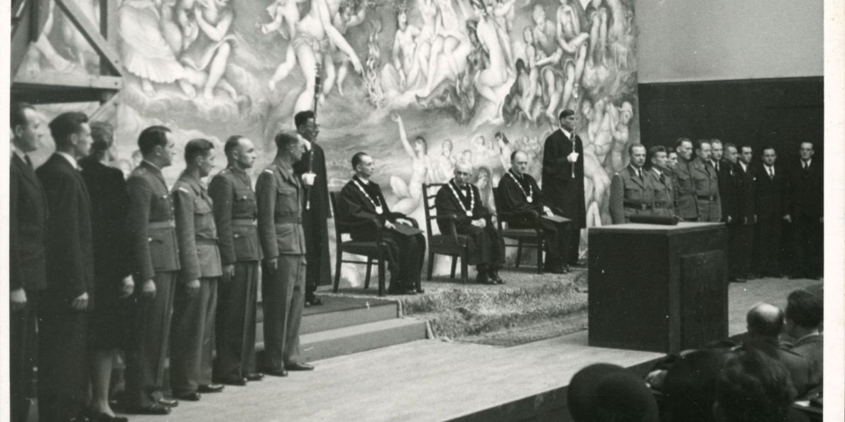 Změny se nedotkly jen maturit, ale i promocí: Brněnská promoční fotografie z Masarykovy univerzity z léta 1945 zaujme tím, že většina doktorandů je ve vojenském.