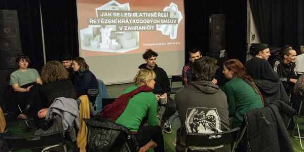 Foto: INN Ze schůze Iniciativy nájemníků a nájemnic, která se věnuje i podpoře studujících.