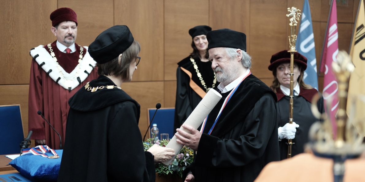 Michael Keenan obdržel v říjnu 2024 čestný doktorát Masarykovy univerzity.
