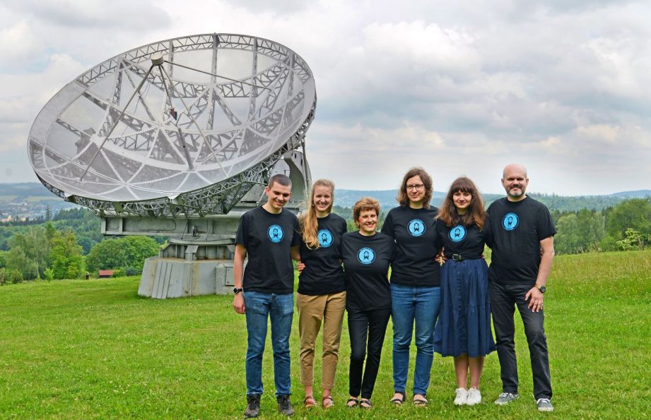 Tým K. Bernardové, Hvězdárna Ondřejov, červen 2022_zleva: V. Stibor, P. Tefelnerová, K. Bernardová, E. Chroustová, A. Zubková, P. Boháček 
