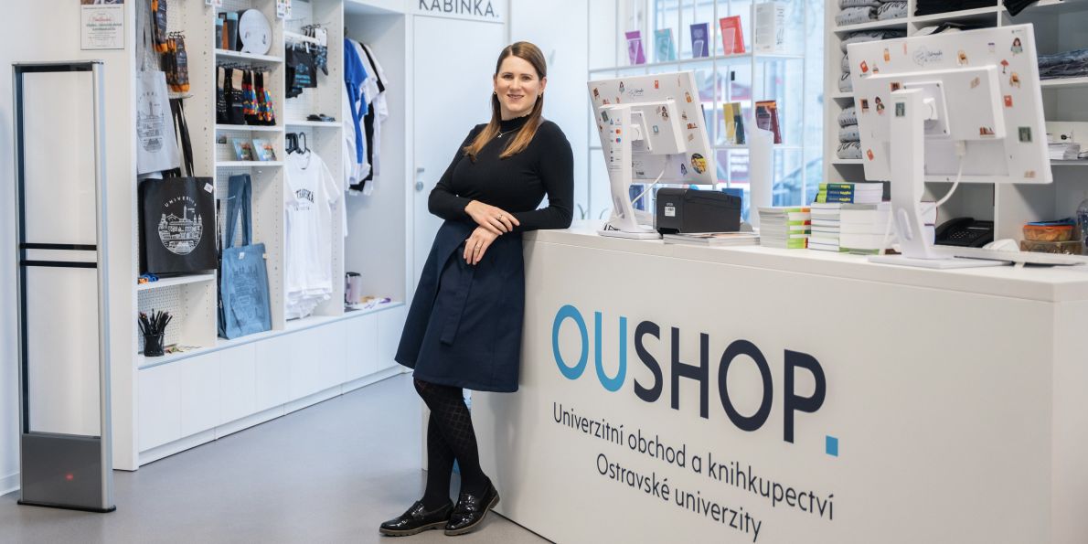 Vedoucí univerzitního obchodu a knihkupectví OUshop Markéta Pavlíková na univerzitě vystudovala geografii a informatiku pro střední školy, učitelskou dráhu ale před deseti lety vyměnila za univerzitní provoz.