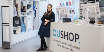 Vedoucí univerzitního obchodu a knihkupectví OUshop Markéta Pavlíková na univerzitě vystudovala geografii a informatiku pro střední školy, učitelskou dráhu ale před deseti lety vyměnila za univerzitní provoz.