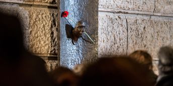 Pietní akt se uskutečnil i večer u pomníku Jana Palacha na Filozofické fakultě Univerzity Karlovy. Foto: FB Univerzity Karlovy