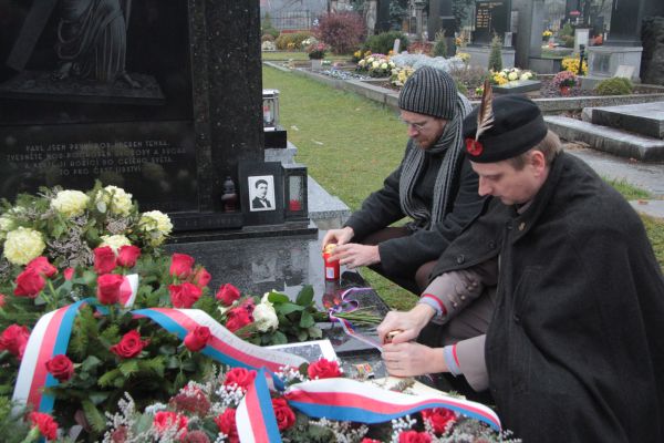 Ve čtvrtek se uskuteční pietní akt u Opletalova hrobu v Nákle u Olomouce. Foto z loňského roku: Velena Mazochová