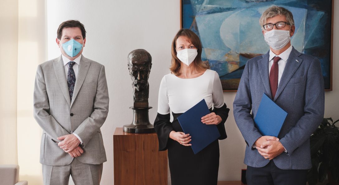 Rektor MU Martin Bareš a noví prorektoři Simona Koryčánková a Martin Kvizda.