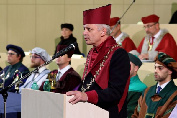 Rektor Miroslav Holeček při slavnostním zasedání Vědecké rady ZČU v listopadu.