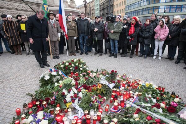 Rektor Univerzity Karlovy Tomáš Zima položil kytici na Václavské náměstí. Obhajoba pravdy, morálky a spravedlnosti, tedy hodnot, za které Palach obětoval svůj život, je aktuální i dnes, uvedl.