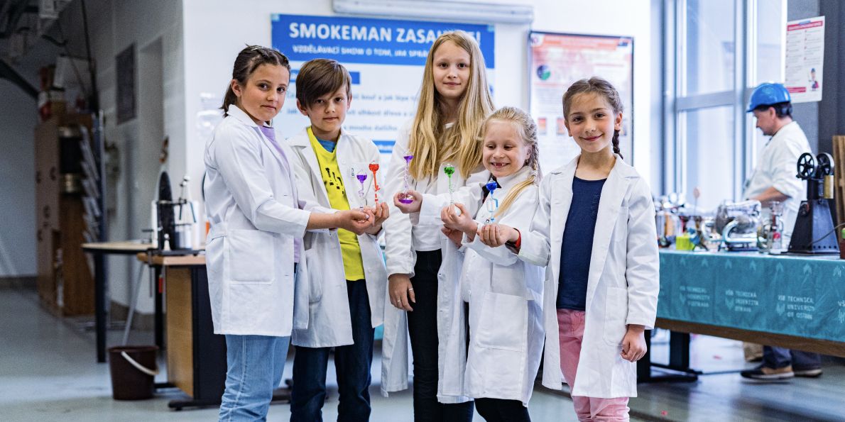 „Nejvíce emocí je právě na promocích Junior univerzity,“ říká prorektorka pro studium VŠB-TUO Zdeňka Chmelíková.