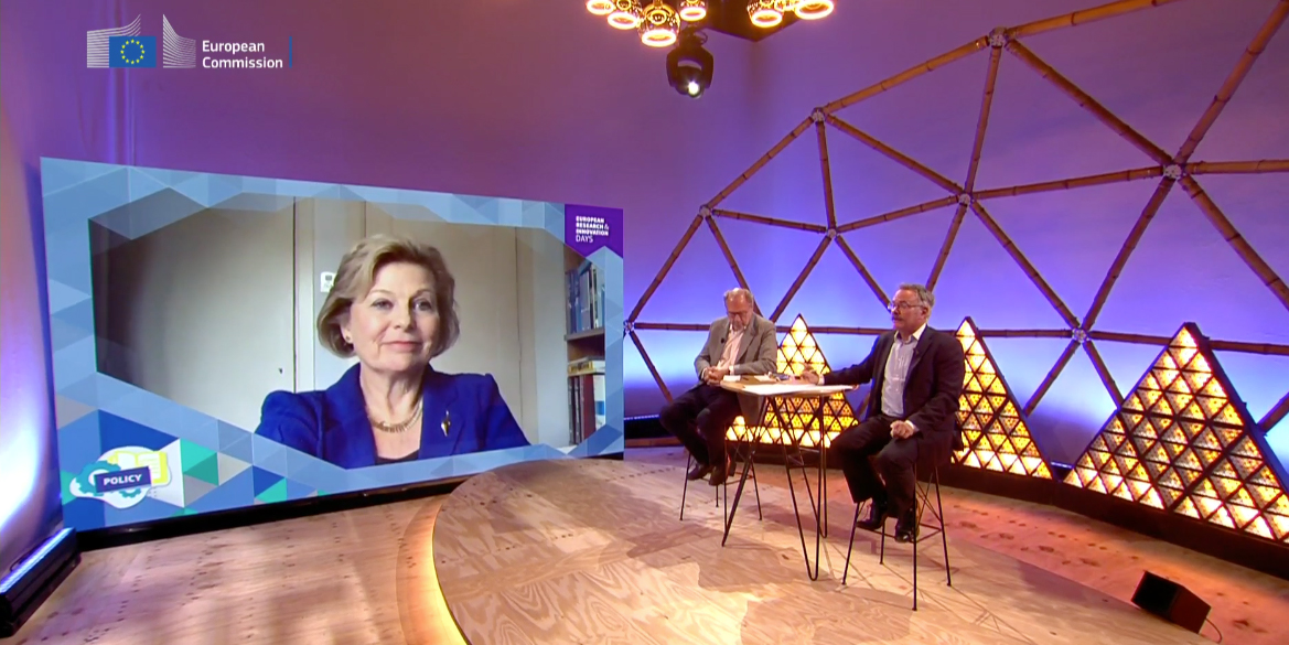 Screenshot z konference: Universitas. Nestačí, aby politici říkali, že sledují vědecké výsledky. Je nezbytné, aby pochopili, že ve vědě neexistuje stoprocentní jistota, a že se to týká i různých doporučení. A aby to tak vysvětlili i veřejnosti,“ řekla hlavní vědecká poradkyně Evropské komise Pearl Dykstra.